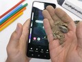 Viel Dreck muss das Samsung-Foldable Galaxy Z Flip3 im Rahmen des Durability-Tests von JerryRigEverything überleben.