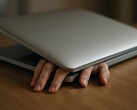 Alltägliche Verletzung von Laptopnutzern: Hände klemmen im Laptop fest (Bildquelle: KI-generiert)