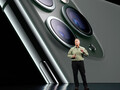 Phil Schiller präsentiert stolz das neue iPhone 11 Pro. (Bild: Apple)