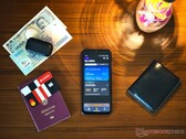 Gehört zum Reisen einfach dazu: Eine moderne eSIM im Handy. Wir haben eine ganz besondere von Yesim getestet. (Bildquelle: Alexander Fagot, Notebookcheck)