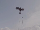 Eine Person fliegt das CopterPack3 (Bildquelle: CopterPack; Screenshot)