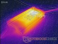 Achtung, das Netzteil des Dell XPS 15 9500 erwärmt sich mit bis zu 60 °C sehr stark