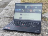 Weg mit den billigen Displays, Lenovo: Bildschirm des ThinkPad E14 Gen 6 sollte nicht mehr existieren (abgebildet: Lenovo ThinkPad E14 Gen 6 im Außenbereich, Bildquelle: Benjamin Herzig/Notebookcheck.net)