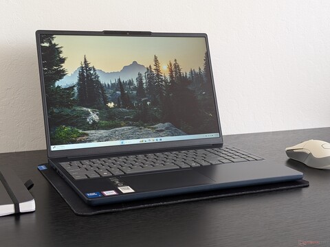 Lenovo IdeaPad Slim 3 15IRH10R Laptop Test: Intel Core 5 210H Debüt