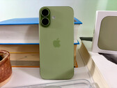 Das Apple iPhone 17 ist gegenüber dem iPhone 16 nur minimal gewachsen und wiegt mit 177 Gramm lediglich 12 Gramm mehr als das iPhone Air. 