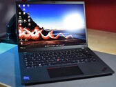 Das Lenovo ThinkPad T14 Gen 4 ist ein leiser und stabiler Office-Laptop mit einem etwas schwachen Display (Bildquelle: Benjamin Herzig)