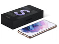 Das Samsung Galaxy S21 kommt in einer besonders schlanken Verpackung – kein Wunder, außer dem Smartphone ist kaum was drin. (Bild: Samsung)