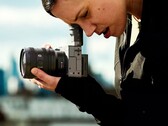 Die Sony FX2 besitzt einen ausklappbaren elektronischen Sucher. (Bildquelle: Sony)