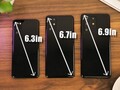 Die drei Samsung Galaxy-S20-Flaggschiffe des Jahres 2020 sind im Hands-On mit Dummys zu erahnen.
