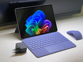Das passende Zubehör muss beim Microsoft Surface Pro 12 Tablet separat erworben werden (Bildquelle: Andreas Osthoff)