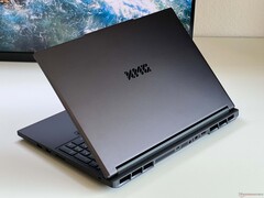 RTX 5070 Ti Laptop und bis zu 128 GB RAM im Gaming/Workstation-Hybriden - Test XMG Pro 16 (E25) Laptop
