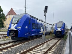 Zugbegegnung in Beeskow: Beide Züge fahren elektrisch den selben Bahnsteig an. (Bildquelle: Andreas Sebayang/Notebookcheck.com)