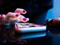 Die meisten Smartphones werden nach wie vor in Geschäften verkauft, der Online-Anteil steigt aber. (Bild: Rob Hampson)