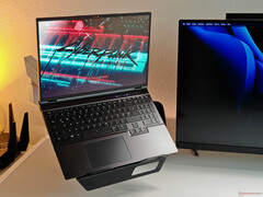 XMG Core 16 M25 im Test - AMD Gaming-Laptop mit 300-Hz-Display und RTX 5070
