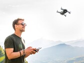 Eine fehlerhaft gedruckte Verpackung der nahenden DJI Mini 5 Pro verrät vorab viele Specs der Minidrohne. (Bildquelle: @KietN7650)