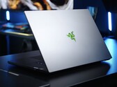 Das Razer Blade 18 mit seinem superhellen Mini-LED-Bildschirm und einer RTX 4070 oder RTX 4080 ist auf einen Schlag 1.000 Euro günstiger geworden (Bildquelle: Alex Wätzel)