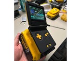 Ein Reddit-User hat einen GBA mit einem DeWalt-Akku kombiniert und ihm so eine theoretische Laufzeit von rund 17 Tagen verschafft. (Bildquelle: Bangooh via Reddit)