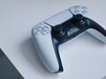 Sonys exzellenter DualSense-Controller kann jetzt mit tausenden Spielen auf Steam genutzt werden. (Bild. Dennis Cortés)