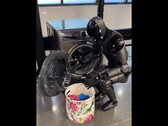 Figure-Gründer Brett Adock zeigt den 02 beim Beladen der Waschmaschine. (Bildquelle: Brett Adcock via X / ehemals Twitter)