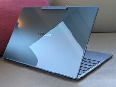 Lenovo Yoga Slim 9 14 Gen 10 im Test: erstes Notebook mit unsichtbarer 32-MP-Under-Display-Camera